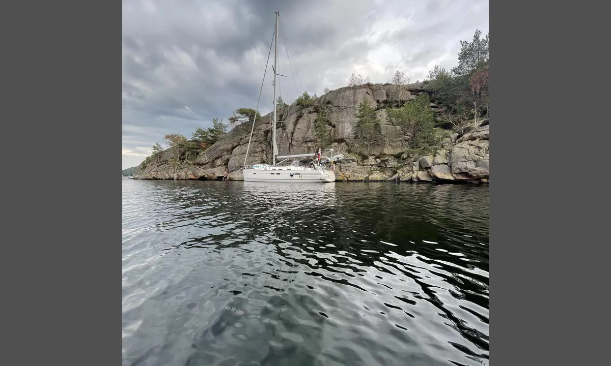 Skilpadden (Bavaria 45 Cruiser) longside NØ på Stegelholmen. 4 bolter i fjell her. 3 m dyp helt inntil fjellet. Helt i le for kuling fra SV.