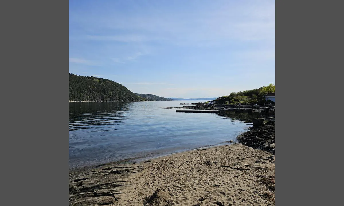 {"base": "no", "no": "Strand bilde tatt p\u00e5 Steilene 4. Mai 2024.", "se": "Strandbild tagen p\u00e5 Steilene 4. maj 2024.", "en": "Beach picture taken at Steilene on May 4, 2024.", "da": "Strandbillede taget p\u00e5 Steilene den 4. maj 2024."}