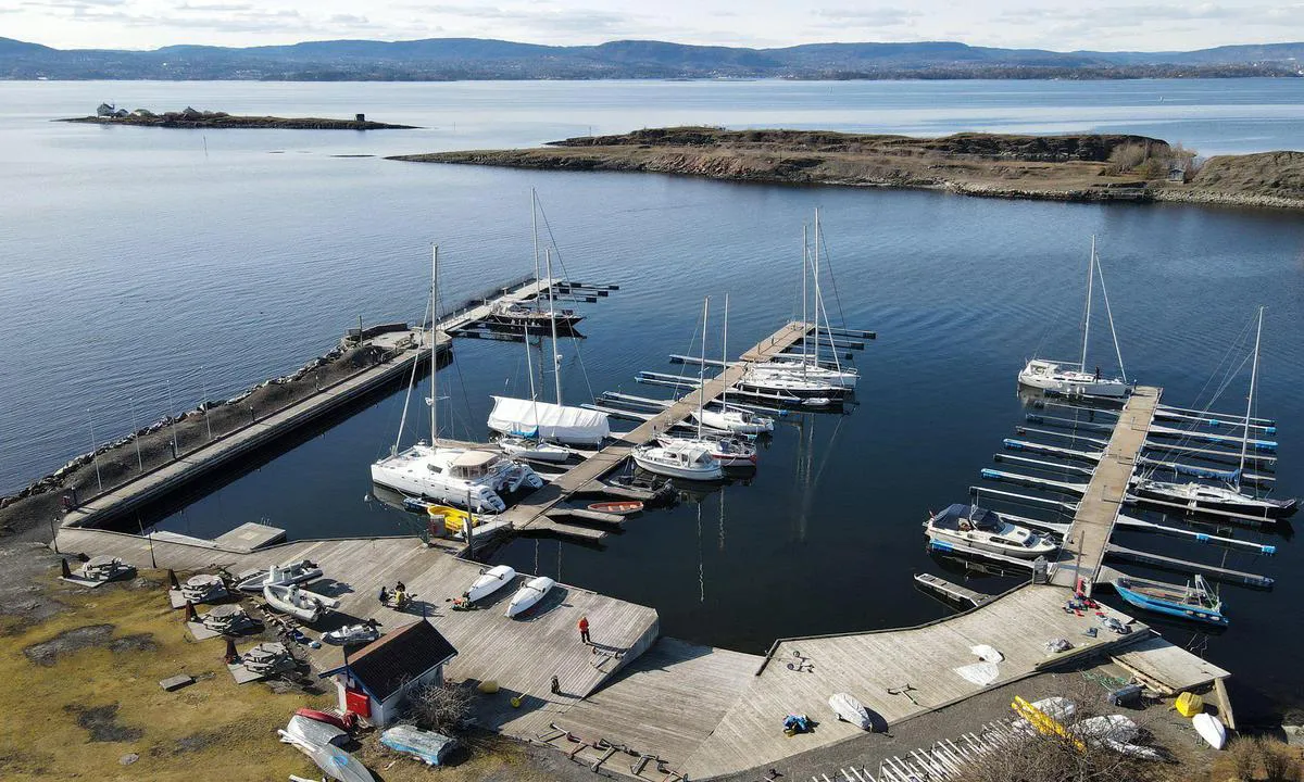 Steilene - Nesodden seilforening: {"base": "no", "no": "Havn med flytebrygger og kai.", "se": "Hamn med flytbryggor och kaj.", "en": "Harbor with floating docks and quay.", "da": "Havn med flydebroer og kaj."}