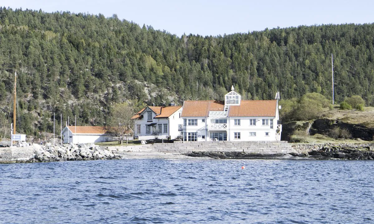 Steilene - Nesodden seilforening: {"base": "no", "no": "Nesodden Seilforenings klubbhus.", "se": "Nesodden Segels\u00e4llskaps klubbhus.", "en": "Nesodden Sailing Association's clubhouse.", "da": "Nesodden Sejlforenings klubhus."}