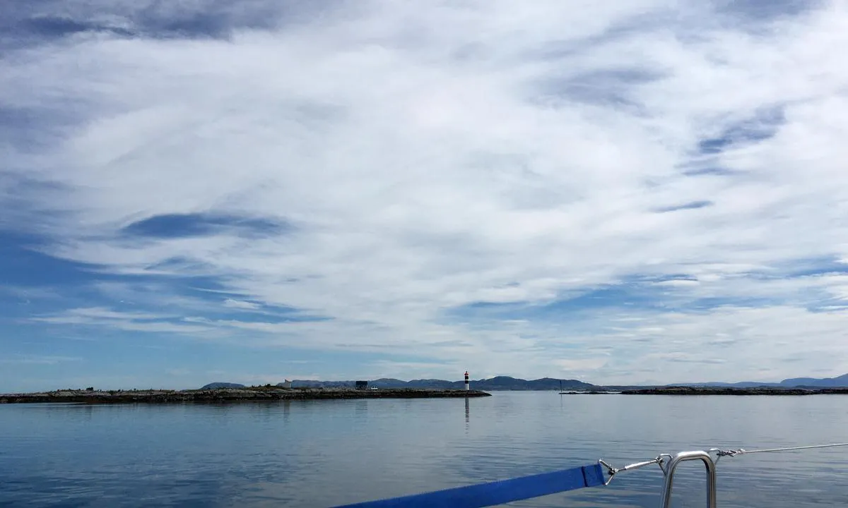 Steinsøysund Småbåthavn: {"base": "no", "no": "I leia fra Stens\u00f8ysundet og s\u00f8rover.\r\nKommer du inn fra Rams\u00f8yfjorden kan det v\u00e6re greit \u00e5 g\u00e5 inn her.\r\nLykta heter Reir\u00e5klakken.", "se": "I leden fr\u00e5n Stens\u00f6ysundet och s\u00f6derut. Kommer du in fr\u00e5n Rams\u00f8yfjorden kan det vara bra att g\u00e5 in h\u00e4r. Fyren heter Reir\u00e5klakken.", "en": "In the channel from Stens\u00f8ysundet and southwards. If you are coming in from Rams\u00f8yfjorden, it might be convenient to enter here. The light is called Reir\u00e5klakken.", "da": "I leden fra Stens\u00f8ysundet og sydp\u00e5.<br>Kommer du ind fra Rams\u00f8yfjorden kan det v\u00e6re godt at g\u00e5 ind her.<br>Fyret hedder Reir\u00e5klakken."}