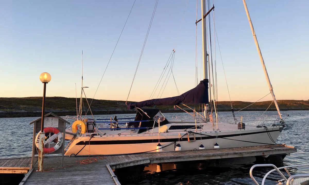 Steinsøysund Småbåthavn: {"base": "no", "no": "Trygt ved brygga, her benyttes vanlige shukokontakter til landstr\u00f8m (2020).\r\nOvergang er n\u00f8dvendig.", "se": "Tryggt vid bryggan, h\u00e4r anv\u00e4nds vanliga shukokontakter till landstr\u00f6m (2020). \u00d6verg\u00e5ng \u00e4r n\u00f6dv\u00e4ndig.", "en": "Safely at the quay, regular Schuko plugs are used for shore power (2020). An adapter is needed.", "da": "Trygt ved molen, her benyttes almindelige Schuko-stik til landstr\u00f8m (2020). Overgang er n\u00f8dvendig."}