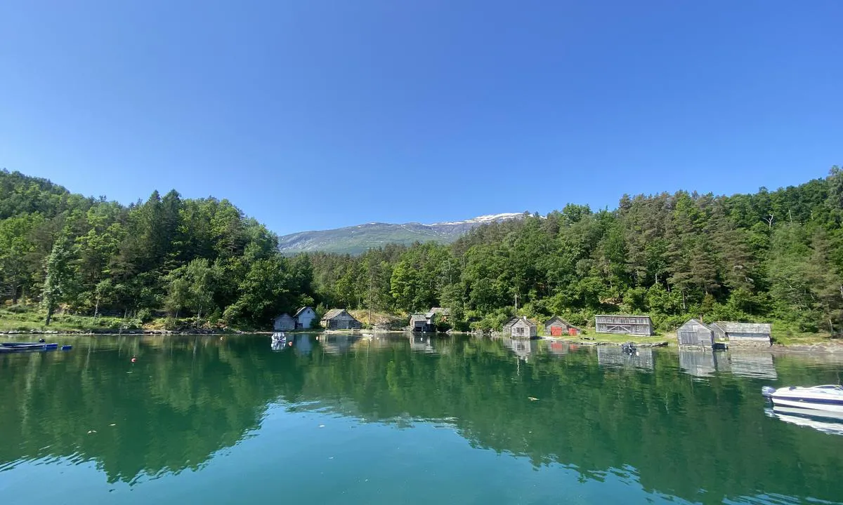 Stekka: {"base": "en", "no": "Sett fra halv\u00f8ya", "se": "Sett fr\u00e5n halv\u00f6n", "en": "Seen from the peninsular", "da": "Set fra halv\u00f8en"}