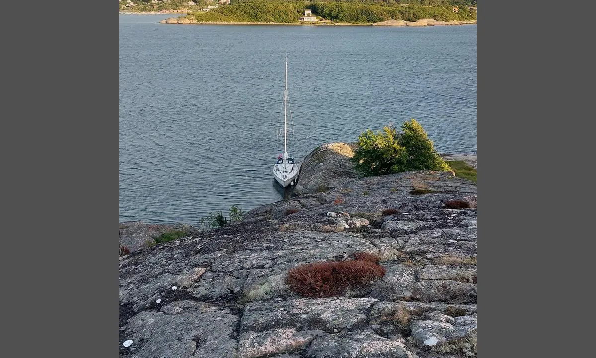 Stensholmen - Fjällbacka skärgård: {"base": "no", "no": "3 \u00f8yebolter i fjell ved markeringen, kan ligge med anker og baugen mot land eller langside. Dypt nok for 1,5 dyp seilb\u00e5t.", "se": "3 \u00f6glebultar i berget vid markeringen, kan ligga med ankare och st\u00e4ven mot land eller l\u00e5ngsida. Tillr\u00e4ckligt djupt f\u00f6r 1,5 djup segelb\u00e5t.", "en": "3 eye bolts in the rock at the marker, you can anchor and face the bow toward the land or dock alongside. Deep enough for a 1.5m draft sailboat.", "da": "3 \u00f8jebolte i klippen ved markeringen, kan ligge med anker og st\u00e6vnen mod land eller langside. Dyb nok til 1,5 dybde sejlskib."}