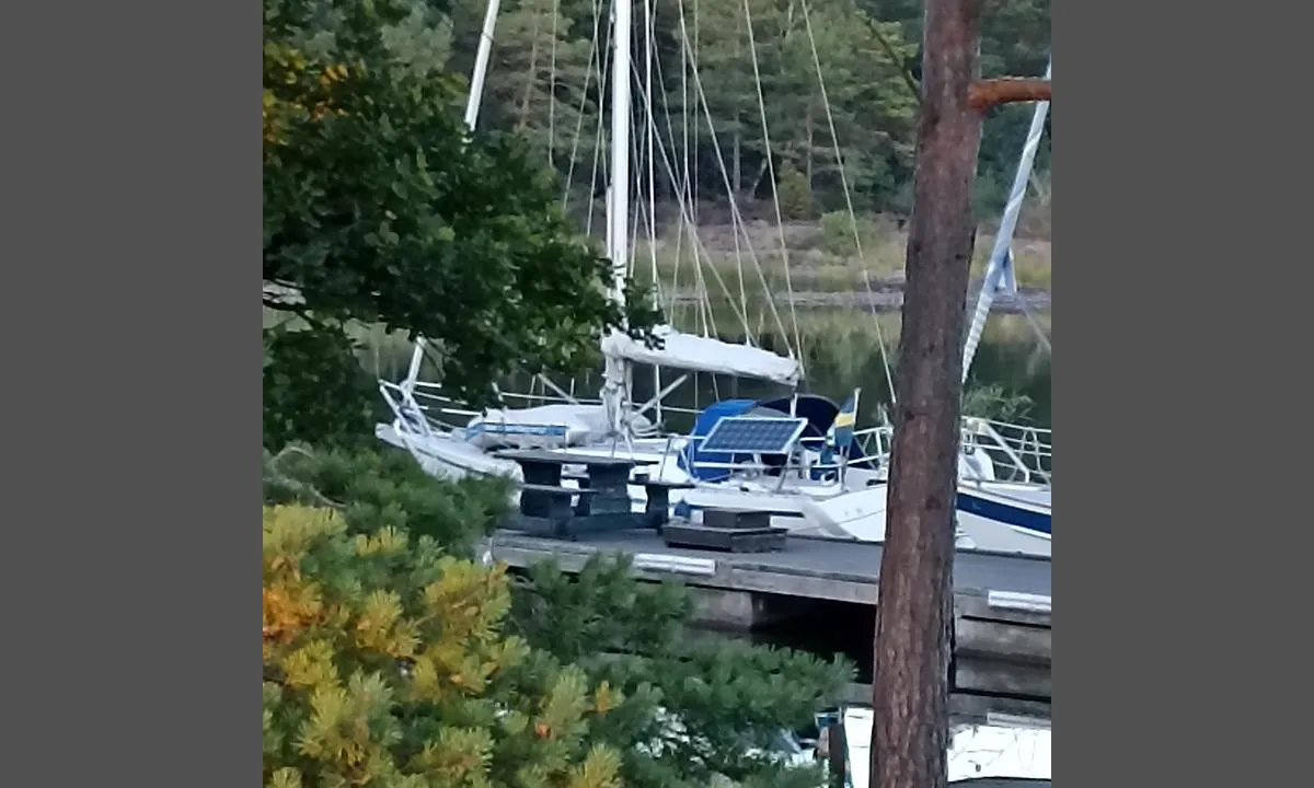 Stenstaka: Fins tre bryggor, Långsida inre bryggan. Ingen el. Vacker natur med vandringsleder. Resturang och bastu.