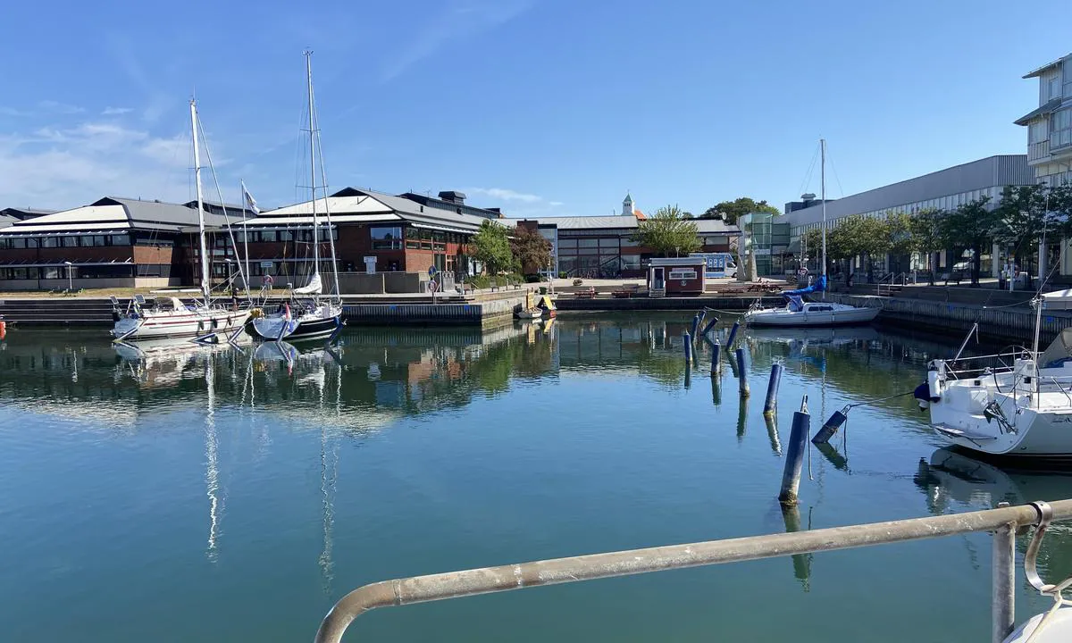 Stenungsund - Stenungs Torg: {"base": "en", "no": "Bare ett hj\u00f8rne av havnen for gjester. 15 plasser med akterfort\u00f8yning.", "se": "Endast ett h\u00f6rn av hamnen f\u00f6r g\u00e4ster. 15 platser med f\u00f6rt\u00f6jning akter om.", "en": "Only one corner of the harbour for guests.\r\n15 places with mooring aft.", "da": "Kun et hj\u00f8rne af havnen til g\u00e6ster. 15 pladser med fort\u00f8jning agter."}