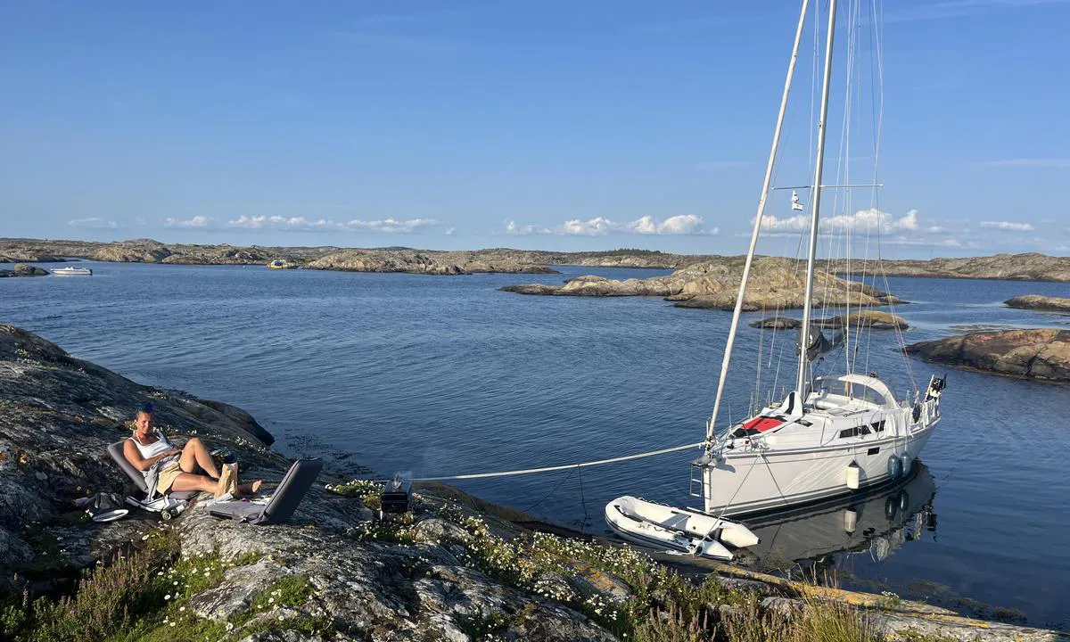 Stigbergsholmen: {"base": "se", "no": "Beskyttet vik for vest og s\u00f8r. Klakk langs den vestlige siden som kan gj\u00f8re det vanskelig for b\u00e5ter med dypg\u00e5ende (2m) \u00e5 komme helt inn til land. Kan v\u00e6re vanskelig \u00e5 f\u00e5 feste med anker da det ligger en plan helle p\u00e5 bunnen. Bolt p\u00e5 den andre siden av viken for \u00e5 kunne legge over en tamp om natten.", "se": "Skyddad vik f\u00f6r v\u00e4st och syd. Klack utmed v\u00e4stra sidan vilket kan g\u00f6ra det sv\u00e5rt f\u00f6r djupg\u00e5ende b\u00e5tar (2m) att komma hela v\u00e4gen in mot land. Kan vara sv\u00e5rt att f\u00e5 f\u00e4ste med ankare d\u00e5 det ligger en plan h\u00e4ll p\u00e5 botten. Dubbar p\u00e5 andra sidan viken f\u00f6r att kunna l\u00e4gga \u00f6ver en tamp p\u00e5 natten", "en": "Sheltered bay from the west and south. Ridge along the western side which can make it difficult for deep-draft boats (2m) to get all the way to shore. It can be hard to get a grip with the anchor as there is a flat rock on the bottom. Bolts on the other side of the bay to secure a line for the night.", "da": "Beskyttet vig mod vest og syd. Klak langs den vestlige side, hvilket kan g\u00f8re det vanskeligt for dybg\u00e5ende b\u00e5de (2m) at komme helt ind mod land. Det kan v\u00e6re sv\u00e6rt at f\u00e5 fodf\u00e6ste med ankeret, da der ligger en plan klippebund. P\u00e6le p\u00e5 den anden side af vigen for at kunne l\u00e6gge en trosse om natten."}