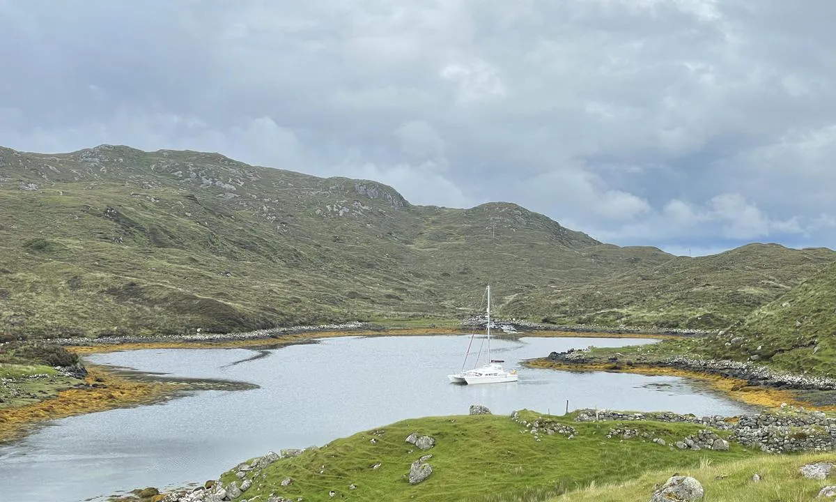 Stiomrabhaigh: {"base": "en", "no": "Ankringsplass ser nord.", "se": "Ankringsplats sedd mot N.", "en": "Anchorage looking N.", "da": "Ankerplads set mod N.", "fr": "Vue de mouillage vers le Nord.", "de": "Ankerplatz mit Blick nach N.", "es": "Anclaje mirando al N.", "it": "Ancoraggio guardando N.", "pt": "Ancoragem olhando para o N.", "nl": "Ankerplaats kijkend naar N.", "pl": "Kotwicowisko z widokiem na N.", "uk": "\u042f\u043a\u0456\u0440\u043d\u0430 \u0441\u0442\u043e\u044f\u043d\u043a\u0430 \u0437 \u0432\u0438\u0434\u043e\u043c \u043d\u0430 \u043f\u0456\u0432\u043d\u0456\u0447.", "ro": "Ancorare cu vedere spre N.", "tr": "Demirleme yeri kuzeye bak\u0131yor.", "el": "\u0391\u03b3\u03ba\u03c5\u03c1\u03bf\u03b2\u03cc\u03bb\u03b9\u03bf \u03ba\u03bf\u03b9\u03c4\u03ac\u03b6\u03bf\u03bd\u03c4\u03b1\u03c2 \u03c0\u03c1\u03bf\u03c2 \u0392.", "cs": "Kotvi\u0161t\u011b p\u0159i pohledu na sever.", "hu": "Horgonyz\u00f3hely \u00e9szak fel\u00e9 n\u00e9z.", "fi": "Ankkuripaikka pohjoiseen p\u00e4in.", "bg": "\u0410\u043d\u043a\u044c\u043e\u0440\u0430\u0434\u0436 \u0433\u043b\u0435\u0434\u0430\u0449 \u043d\u0430 \u0441\u0435\u0432\u0435\u0440.", "sr": "Sidri\u0161te gledaju\u0107i ka severu.", "et": "Ankrupaik vaatega p\u00f5hja poole.", "lv": "Enkurovieta, skatoties uz zieme\u013ciem.", "lt": "Inkaraviet\u0117 \u017ei\u016brint \u012f N."}