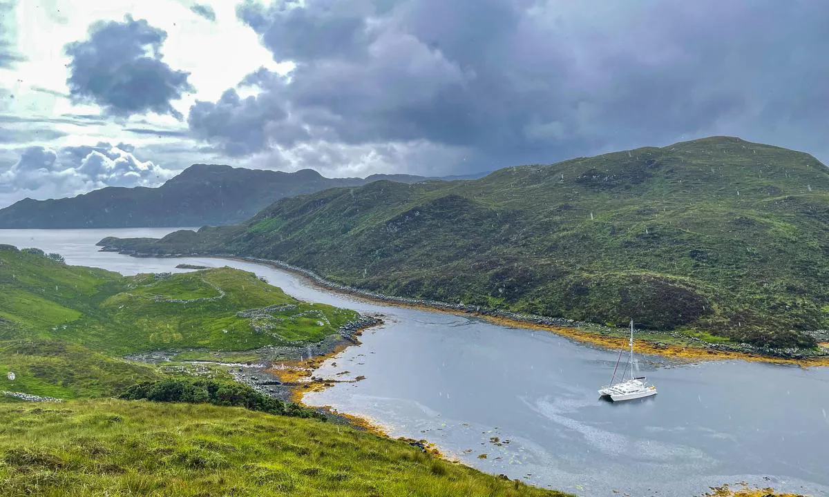 Stiomrabhaigh: {"base": "en", "no": "Inngang og ankringsplass.", "se": "Inlopp och ankringsplats.", "en": "Entrance and anchorage.", "da": "Indsejling og ankerplads.", "fr": "Entr\u00e9e et mouillage.", "de": "Einfahrt und Ankerplatz.", "es": "Entrada y fondeo.", "it": "Ingresso e ancoraggio.", "pt": "Entrada e fundeio.", "nl": "Ingang en ankerplaats.", "pl": "Wej\u015bcie i kotwicowisko.", "uk": "\u0412\u0445\u0456\u0434 \u0442\u0430 \u044f\u043a\u0456\u0440\u043d\u0430 \u0441\u0442\u043e\u044f\u043d\u043a\u0430.", "ro": "Intrarea \u0219i ancorarea.", "tr": "Giri\u015f ve demirleme.", "el": "\u0395\u03af\u03c3\u03bf\u03b4\u03bf\u03c2 \u03ba\u03b1\u03b9 \u03b1\u03b3\u03ba\u03c5\u03c1\u03bf\u03b2\u03cc\u03bb\u03b9\u03bf.", "cs": "Vstup a kotvi\u0161t\u011b.", "hu": "<html>Bej\u00e1rat \u00e9s horgonyz\u00e1s.</html>", "fi": "Sis\u00e4\u00e4nk\u00e4ynti ja ankkurointi.", "bg": "\u0412\u0445\u043e\u0434 \u0438 \u043a\u043e\u0442\u0432\u0435\u043d\u043e \u043c\u044f\u0441\u0442\u043e.", "sr": "Ulaz i sidri\u0161te.", "et": "Sissep\u00e4\u00e4s ja ankrus.", "lv": "Ieeja un enkuro\u0161an\u0101s.", "lt": "\u012eplaukimas ir inkaravimas."}