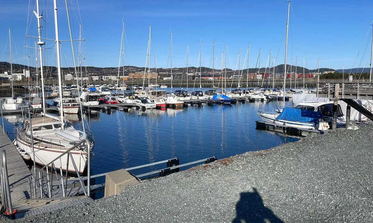 Stjørdal: Innseilingen er til høyre på bildet. Gjestehavnen er bak flytebryggen midt i bildet.