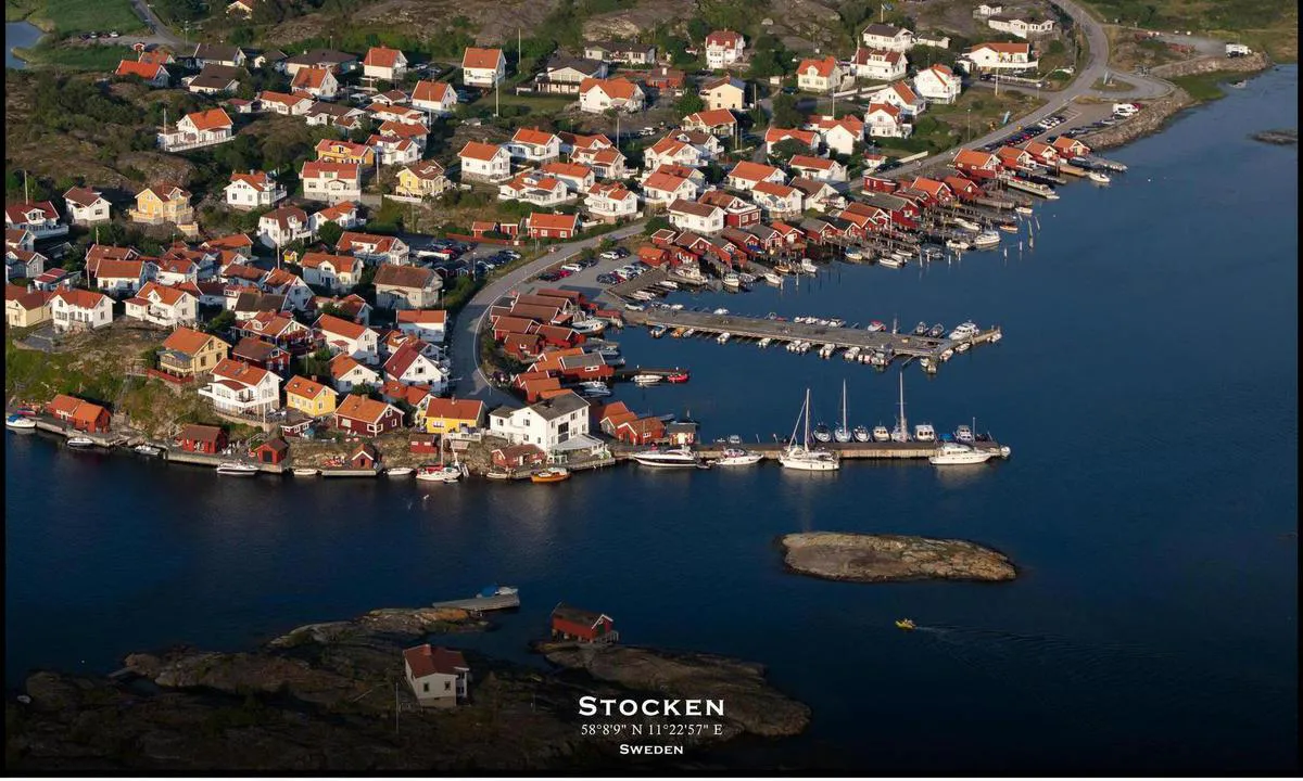 {"base": "en", "no": "Flyfoto av Stocken. Presentert i samarbeid med fotoflyg.se. Du kan bestille dette som et innrammet trykk p\u00e5 deres nettside (lenke nedenfor). Bruk koden \"harbourmaps\" for \u00e5 f\u00e5 10% rabatt", "se": "Flygfoto \u00f6ver Stocken. Presenterat i samarbete med fotoflyg.se. Du kan best\u00e4lla detta som en inramad affisch p\u00e5 deras webbplats (l\u00e4nk nedan). Anv\u00e4nd koden \"harbourmaps\" f\u00f6r att f\u00e5 10% rabatt", "en": "Aerial photo of Stocken. Presented in cooperation with fotoflyg.se. You can order this as a framed print on their website (link below). Use code \"harbourmaps\" to get a 10% rebate", "da": "Luftfoto af Stocken. Pr\u00e6senteret i samarbejde med fotoflyg.se. Du kan bestille dette som et indrammet print p\u00e5 deres hjemmeside (link nedenfor). Brug koden \"harbourmaps\" for at f\u00e5 10% rabat"}