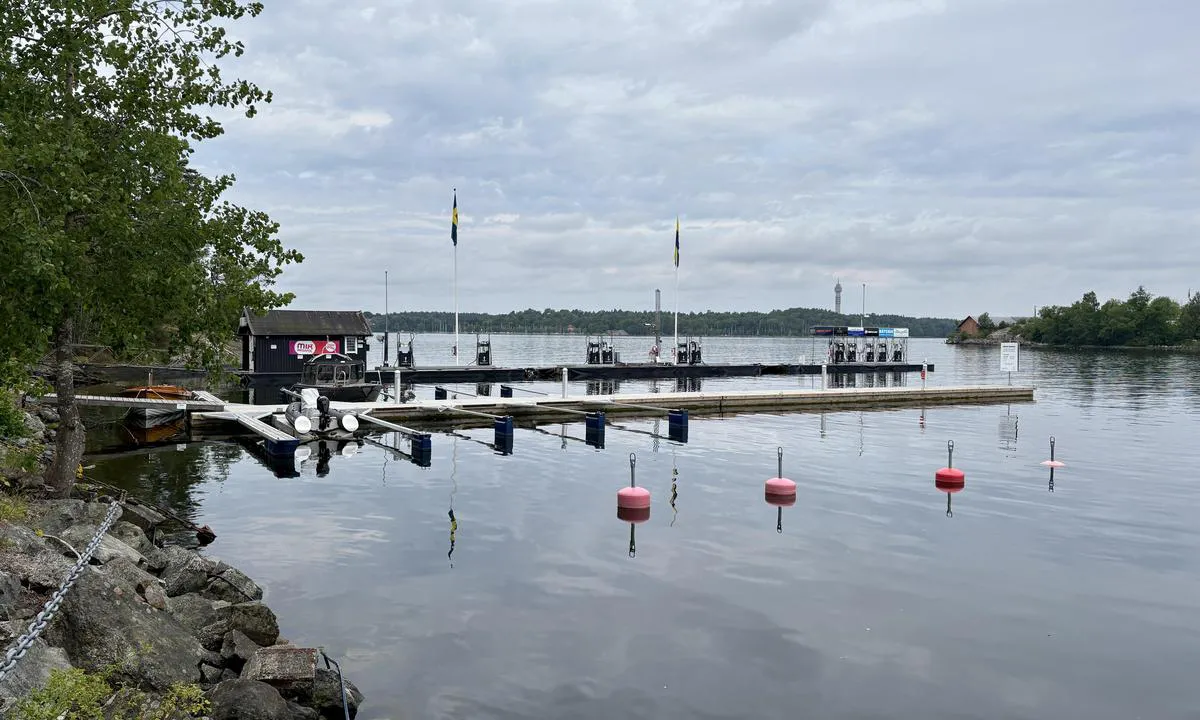 Stockholm - Fjäderholmarna: {"base": "de", "no": "Drivstoffstasjon med havnekontor", "se": "Tankstation med hamnkontor", "en": "Fuel station with harbour office", "da": "Tankstation med havnekontor", "fr": "Station-service avec bureau du port", "de": "Tankstelle mit Hafenb\u00fcro", "es": "Estaci\u00f3n de servicio con oficina del puerto", "it": "Stazione di servizio con ufficio del porto", "pt": "Posto de combust\u00edvel com escrit\u00f3rio do porto", "nl": "Tankstation met havenkantoor", "pl": "Stacja paliw z biurem portowym", "uk": "\u0417\u0430\u043f\u0440\u0430\u0432\u043a\u0430 \u0437 \u043e\u0444\u0456\u0441\u043e\u043c \u0433\u0430\u0432\u0430\u043d\u0456", "ro": "Sta\u021bie de alimentare cu birou de port", "tr": "Yak\u0131t istasyonu ile liman ofisi", "el": "\u03a0\u03c1\u03b1\u03c4\u03ae\u03c1\u03b9\u03bf \u03ba\u03b1\u03c5\u03c3\u03af\u03bc\u03c9\u03bd \u03bc\u03b5 \u03b3\u03c1\u03b1\u03c6\u03b5\u03af\u03bf \u03c4\u03bf\u03c5 \u03bb\u03b9\u03bc\u03ad\u03bd\u03b1", "cs": "\u010cerpac\u00ed stanice s p\u0159\u00edstavn\u00ed kancel\u00e1\u0159\u00ed", "hu": "\u00dczemanyagt\u00f6lt\u0151 \u00e1llom\u00e1s a kik\u00f6t\u0151i irod\u00e1val", "fi": "Polttoaineasema ja satamatoimisto", "bg": "\u0411\u0435\u043d\u0437\u0438\u043d\u043e\u0441\u0442\u0430\u043d\u0446\u0438\u044f \u0441 \u043f\u0440\u0438\u0441\u0442\u0430\u043d\u0438\u0449\u043d\u043e \u0431\u044e\u0440\u043e", "sr": "\u0411\u0435\u043d\u0437\u0438\u043d\u0441\u043a\u0430 \u0441\u0442\u0430\u043d\u0438\u0446\u0430 \u0441\u0430 \u043b\u0443\u0447\u043a\u0438\u043c \u0443\u0440\u0435\u0434\u043e\u043c", "et": "Tankla koos sadamakontoriga", "lv": "Degvielas uzpildes stacija ar osta biroju", "lt": "Degalin\u0117 su uosto biuru"}