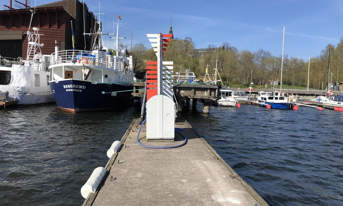 Stockholm - Wasahamnen: {"base": "en", "no": "Avl\u00f8psh\u00e5ndtering ved innseilingen til havnen", "se": "Avloppshantering vid hamninloppet", "en": "Sewage disposal at the entry of the harobour", "da": "Spildevandsafledning ved indsejlingen til havnen"}