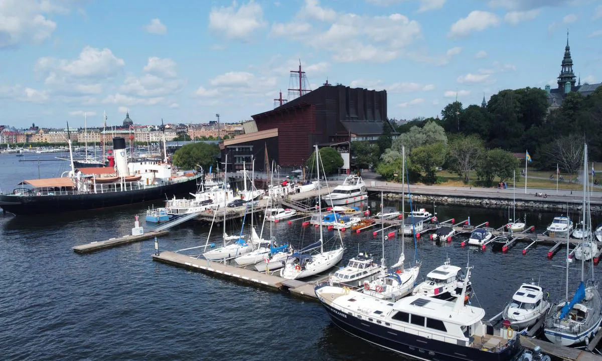 Stockholm - Wasahamnen: {"base": "de", "no": "Wasahamnen Du kan ogs\u00e5 forh\u00e5ndsbestille via Dockspot.", "se": "Wasahamnen Du kan ocks\u00e5 boka i f\u00f6rv\u00e4g via Dockspot.", "en": "Wasahamnen You can also book in advance via Dockspot.", "da": "Wasahamnen Man kan ogs\u00e5 forh\u00e5ndsreservere via Dockspot.", "fr": "Le port de Wasahamnen <br>On peut aussi r\u00e9server \u00e0 l'avance via Dockspot.", "de": "Wasahamnen Man kann auch \u00fcber Dockspot vor buchen.", "es": "Wasahamnen Se puede tambi\u00e9n reservar a trav\u00e9s de Dockspot.", "it": "Wasahamnen \u00c8 anche possibile prenotare in anticipo tramite Dockspot.", "pt": "Wasahamnen Tamb\u00e9m se pode reservar antecipadamente atrav\u00e9s do Dockspot.", "nl": "Wasahamnen Men kan ook via Dockspot vooraf boeken.", "pl": "Port Wasahamnen Mo\u017cesz r\u00f3wnie\u017c dokona\u0107 rezerwacji przez Dockspot.", "uk": "\u0412\u0430\u0441\u0430\u0433\u0430\u043c\u043d\u0435\u043d \u041c\u043e\u0436\u043d\u0430 \u0442\u0430\u043a\u043e\u0436 \u0437\u0430\u0431\u0440\u043e\u043d\u044e\u0432\u0430\u0442\u0438 \u0447\u0435\u0440\u0435\u0437 Dockspot.", "ro": "Wasahamnen Po\u021bi face o rezervare \u00een avans \u0219i prin Dockspot.", "tr": "Wasahamnen Dockspot \u00fczerinden de \u00f6nceden rezervasyon yap\u0131labilir.", "el": "Wasahamnen \u039c\u03c0\u03bf\u03c1\u03b5\u03af\u03c4\u03b5 \u03b5\u03c0\u03af\u03c3\u03b7\u03c2 \u03bd\u03b1 \u03ba\u03ac\u03bd\u03b5\u03c4\u03b5 \u03ba\u03c1\u03ac\u03c4\u03b7\u03c3\u03b7 \u03b5\u03ba \u03c4\u03c9\u03bd \u03c0\u03c1\u03bf\u03c4\u03ad\u03c1\u03c9\u03bd \u03bc\u03ad\u03c3\u03c9 \u03c4\u03bf\u03c5 Dockspot.", "cs": "Wasahamnen Lze tak\u00e9 rezervovat p\u0159es Dockspot.", "hu": "Wasahamnen Kik\u00f6t\u0151helyet el\u0151re lehet foglalni a Dockspoton kereszt\u00fcl.", "fi": "Wasahamnen Voit my\u00f6s varata ennakkoon Dockspotin kautta.", "bg": "\u041f\u0440\u0438\u0441\u0442\u0430\u043d\u0438\u0449\u0435 \u0412\u0430\u0441\u0430 \u041c\u043e\u0436\u0435 \u0441\u044a\u0449\u043e \u0434\u0430 \u0440\u0435\u0437\u0435\u0440\u0432\u0438\u0440\u0430\u0442\u0435 \u043f\u0440\u0435\u0434\u0432\u0430\u0440\u0438\u0442\u0435\u043b\u043d\u043e \u043f\u0440\u0435\u0437 Dockspot.", "sr": "Wasahamnen Mo\u017eete i unapred rezervisati preko Dockspot-a.", "et": "Wasahamnen Sadamasildade koha saab ette broneerida ka Dockspoti kaudu.", "lv": "Wasahamnen Varat ar\u012b veikt iepriek\u0161\u0113ju rezerv\u0101ciju caur Dockspot.", "lt": "Wasahamnen Taip pat galima u\u017esisakyti per Dockspot."}