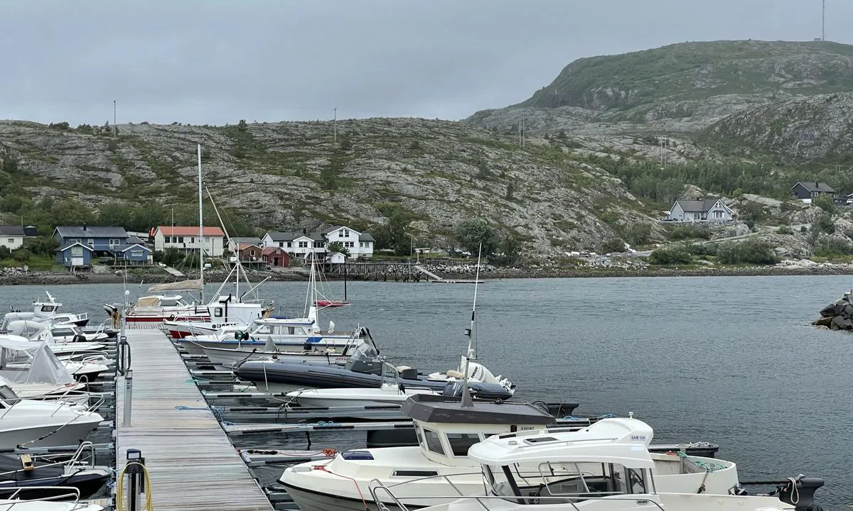Stokkøy Båtforening: {"base": "no", "no": "Innseiling mellom molo og staken som ses i bakkant av bildet.", "se": "Insegling mellan v\u00e5gbrytare och st\u00e5ngen som syns i bakgrunden av bilden.", "en": "Entering between the breakwater and the stake seen in the background of the picture.", "da": "Indsejling mellem molen og stagen, som ses i baggrunden af billedet."}