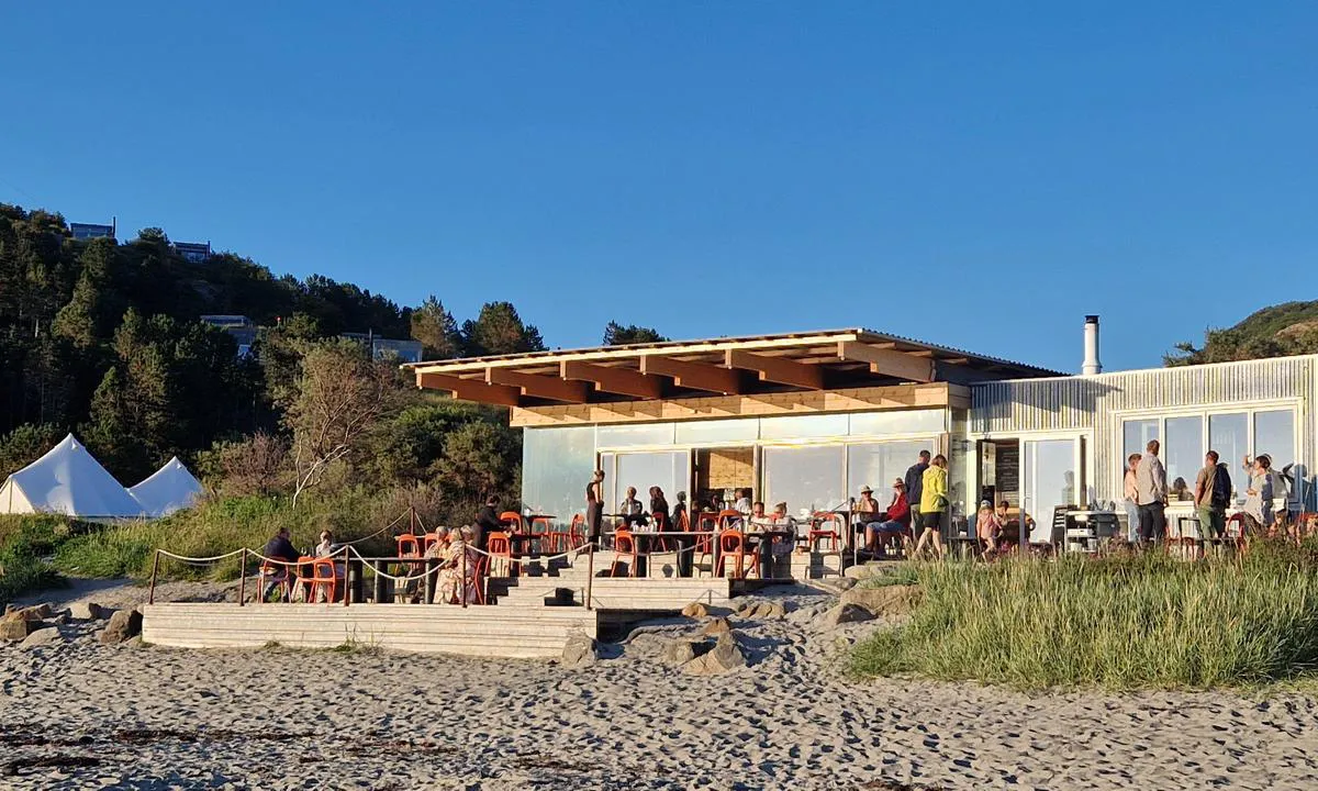 Stokkøy Marina: {"base": "no", "no": "En kilometer unna ligger Strandbaren, med fantastisk mat og service - og en hinsides flott strand. Vi fikk helt rivierastemning her!", "se": "En kilometer bort ligger Strandbaren, med fantastisk mat och service - och en otroligt vacker strand. Vi fick en riktig rivierak\u00e4nsla h\u00e4r!", "en": "One kilometer away lies the Beach Bar, with fantastic food and service - and an unbelievably beautiful beach. We felt just like we were on the Riviera here!", "da": "En kilometer v\u00e6k ligger Strandbaren, med fantastisk mad og service - og en utrolig flot strand. Vi fik helt Riviera-stemning her!"}