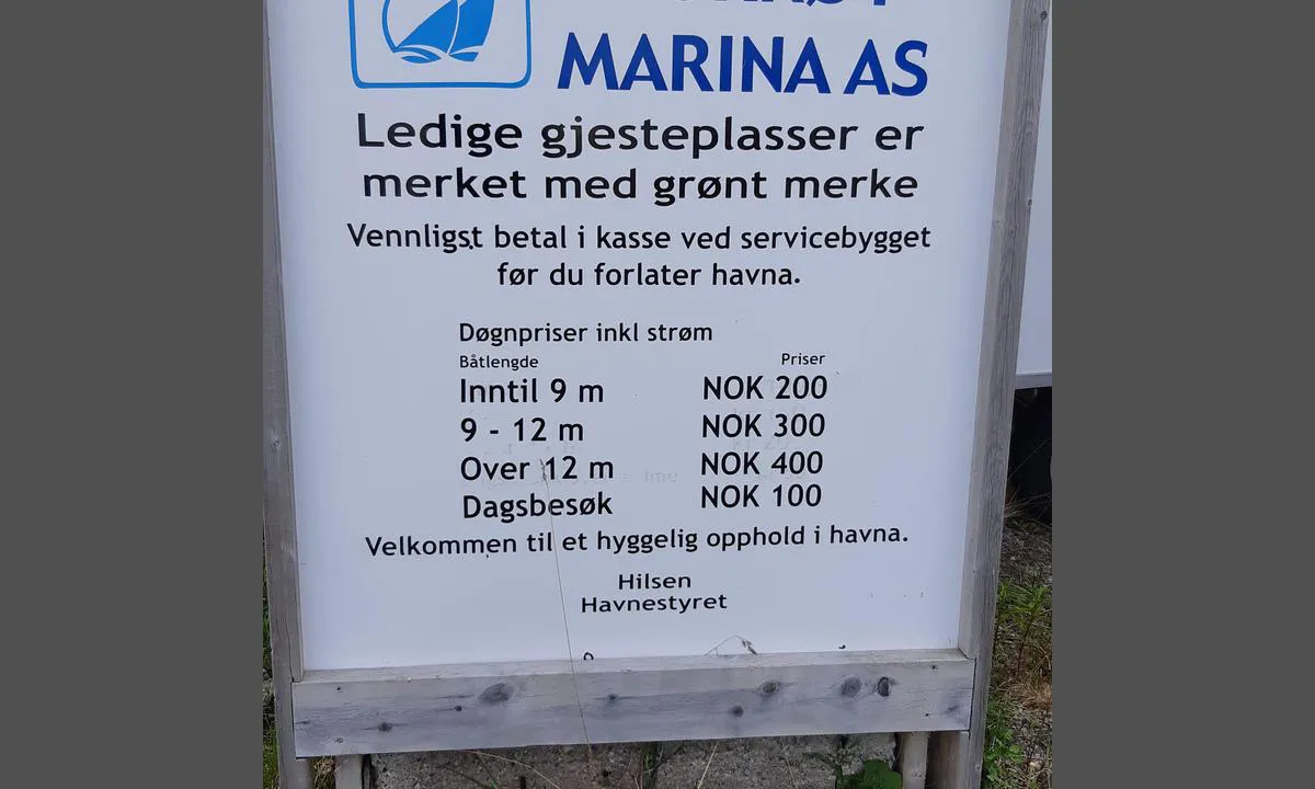 Stokkøy Marina: Skilt med opplysninger/betaling.