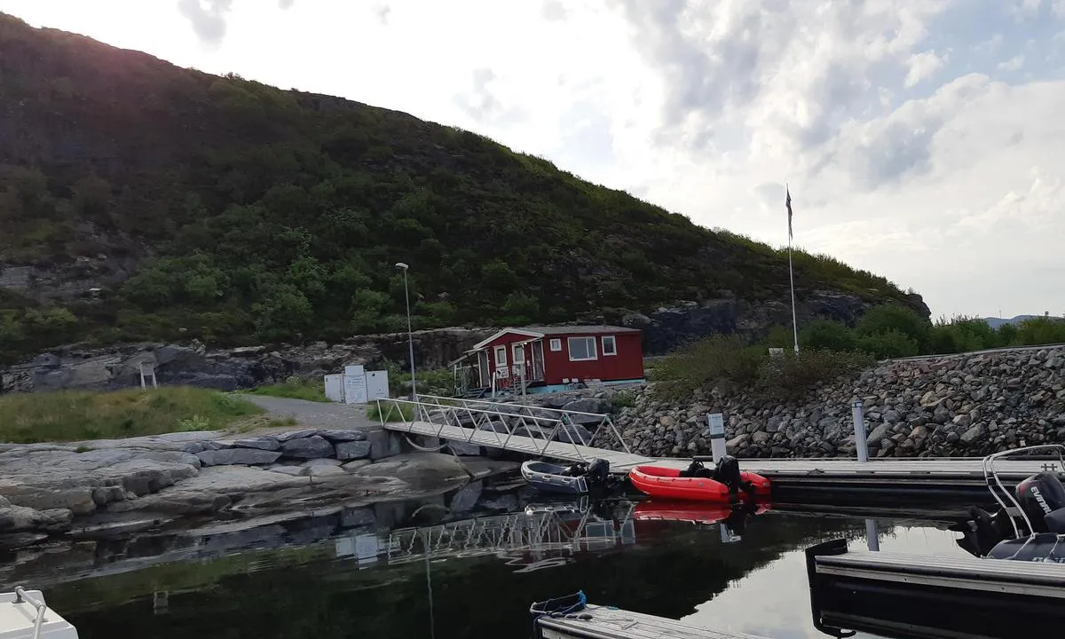 Stokkøy Marina: Landgang og servicebygg.