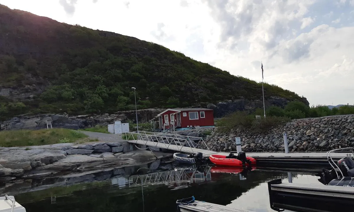 Stokkøy Marina: {"base": "no", "no": "Landgang og servicebygg.", "se": "Landg\u00e5ng och servicebyggnad.", "en": "Gangway and service building.", "da": "Landgang og servicebygning."}