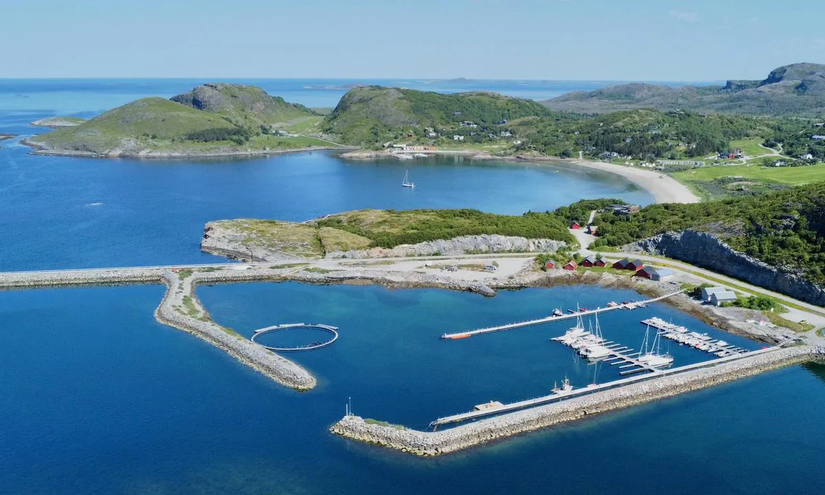 Stokkøy Marina: {"base": "no", "no": "Stokk\u00f8y Marina med Hosnasand og Strandbaren i bakgrunnen.", "se": "Stokk\u00f8y Marina med Hosnasand och Strandbaren i bakgrunden.", "en": "Stokk\u00f8y Marina with Hosnasand and the Beach Bar in the background.", "da": "Stokk\u00f8y Marina med Hosnasand og Strandbaren i baggrunden."}