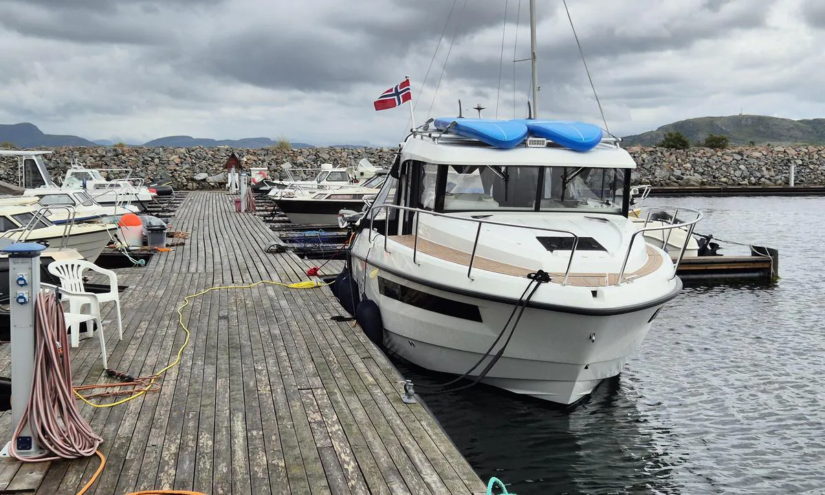 Stokkøy Marina: {"base": "no", "no": "En av flere gjestekaier i marinaen. Str\u00f8m og vann tilgjengelig.", "se": "En av flera g\u00e4stbryggor i marinan. Str\u00f6m och vatten tillg\u00e4ngligt.", "en": "One of several guest docks in the marina. Electricity and water available.", "da": "En af flere g\u00e6stebroer i marinaen. Str\u00f8m og vand tilg\u00e6ngelig."}