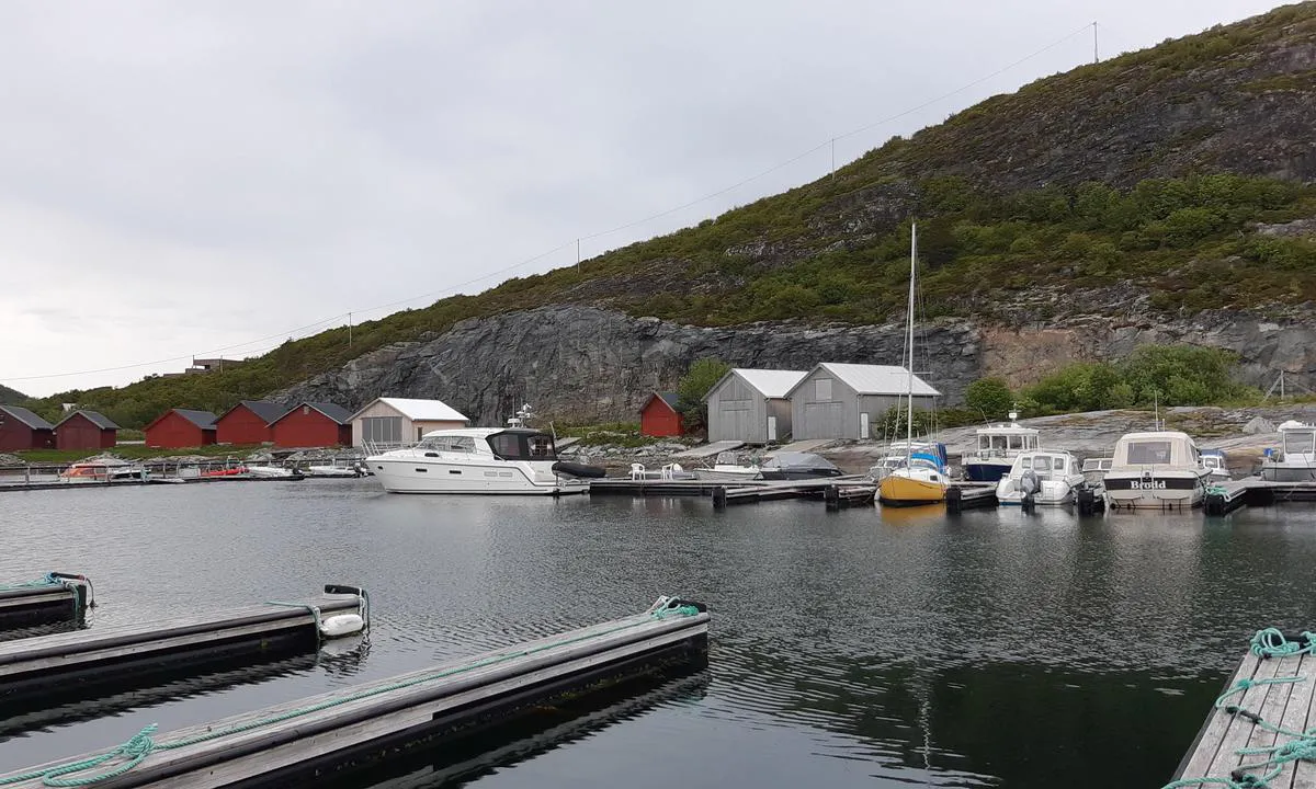 Stokkøy Marina: {"base": "no", "no": "Indre gjestebrygge,.", "se": "Inre g\u00e4stbrygga,", "en": "Inner guest pier,", "da": "Indre g\u00e6stebro."}