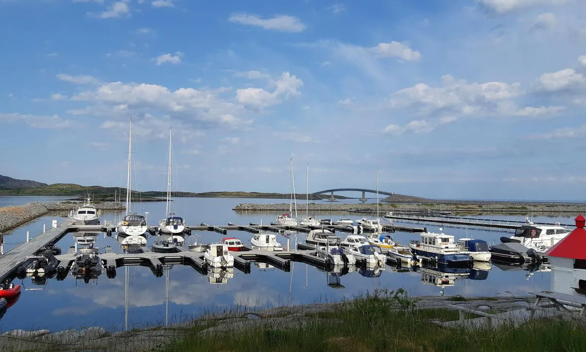 Stokkøy Marina: Havnen sett fra veien.
