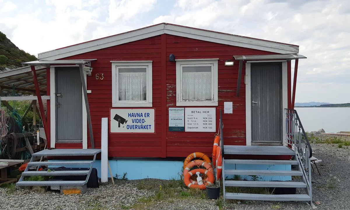 Stokkøy Marina: {"base": "no", "no": "Servicebygget.", "se": "Servicebyggnaden.", "en": "The service building.", "da": "Servicebygningen."}