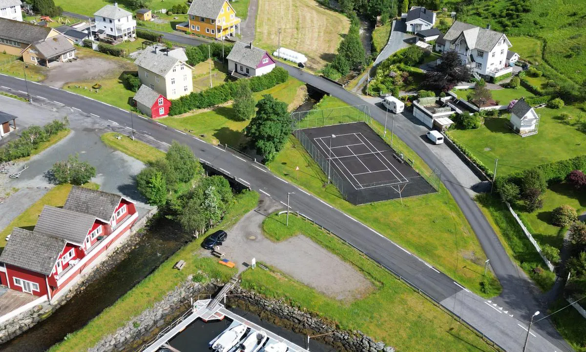 Stongfjorden - Askvoll: {"base": "no", "no": "Ballbane og plass til jolle innerst i b\u00e5thavna", "se": "Bollplan och plats f\u00f6r jolle l\u00e4ngst in i b\u00e5thamnen", "en": "Ball field and space for dinghy at the innermost part of the marina", "da": "Boldbane og plads til jolle inderst i b\u00e5dehavnen"}