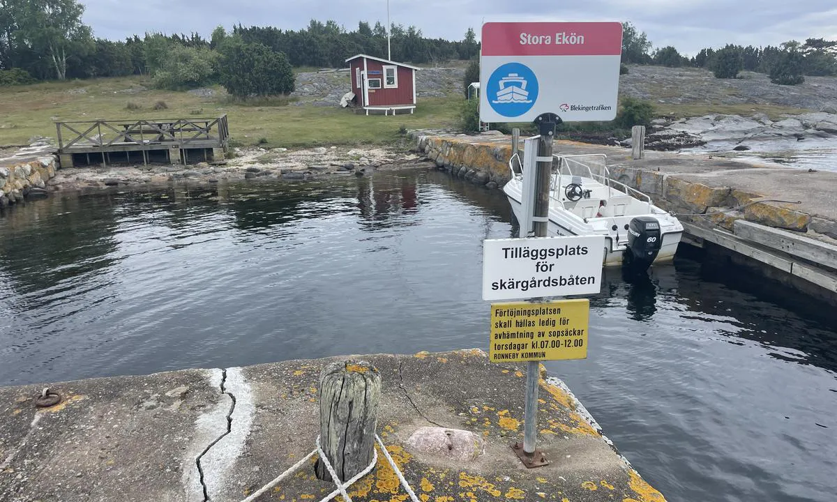 Stora Ekön: {"base": "en", "no": "Enden av brygga kan ikke blokkeres torsdag morgen.", "se": "Piren f\u00e5r inte blockeras p\u00e5 torsdag morgnar.", "en": "The end of the pier cannot be blocked on Thursday mornings.", "da": "Enden af molen m\u00e5 ikke blokeres torsdag morgen.", "fr": "La fin du quai ne peut pas \u00eatre bloqu\u00e9e le jeudi matin.", "de": "Das Ende des Piers darf am Donnerstagmorgen nicht blockiert werden.", "es": "El final del muelle no puede ser bloqueado los jueves por la ma\u00f1ana.", "it": "La fine del molo non pu\u00f2 essere bloccata il gioved\u00ec mattina.", "pt": "O final do cais n\u00e3o pode ser bloqueado nas manh\u00e3s de quinta-feira.", "nl": "Het einde van de pier mag op donderdagochtend niet worden geblokkeerd.", "pl": "Koniec mola nie mo\u017ce by\u0107 zablokowany w czwartkowe poranki.", "uk": "\u041a\u0456\u043d\u0435\u0446\u044c \u043f\u0456\u0440\u0441\u0443 \u043d\u0435 \u043c\u043e\u0436\u043d\u0430 \u0431\u043b\u043e\u043a\u0443\u0432\u0430\u0442\u0438 \u0432 \u0447\u0435\u0442\u0432\u0435\u0440 \u0432\u0440\u0430\u043d\u0446\u0456.", "ro": "Cap\u0103tul digului nu poate fi blocat joi diminea\u021ba.", "tr": "\u0130skele ucunun Per\u015fembe sabahlar\u0131 kapat\u0131lmas\u0131 yasakt\u0131r.", "el": "\u03a4\u03bf \u03c4\u03ad\u03bb\u03bf\u03c2 \u03c4\u03b7\u03c2 \u03c0\u03c1\u03bf\u03b2\u03bb\u03ae\u03c4\u03b1\u03c2 \u03b4\u03b5\u03bd \u03bc\u03c0\u03bf\u03c1\u03b5\u03af \u03bd\u03b1 \u03b1\u03c0\u03bf\u03ba\u03bb\u03b5\u03b9\u03c3\u03c4\u03b5\u03af \u03c4\u03bf \u03c0\u03c1\u03c9\u03af \u03c4\u03b7\u03c2 \u03a0\u03ad\u03bc\u03c0\u03c4\u03b7\u03c2.", "cs": "\u010ctvrte\u010dn\u00ed r\u00e1na nesm\u00ed b\u00fdt konec mola zablokovan\u00fd.", "hu": "A m\u00f3l\u00f3 v\u00e9g\u00e9t nem lehet lez\u00e1rni cs\u00fct\u00f6rt\u00f6k reggeleken.", "fi": "Laiturin p\u00e4\u00e4t\u00e4 ei saa tukkia torstaiaamuisin.", "bg": "\u041a\u0440\u0430\u044f\u0442 \u043d\u0430 \u043a\u0435\u044f \u043d\u0435 \u043c\u043e\u0436\u0435 \u0434\u0430 \u0431\u044a\u0434\u0435 \u0431\u043b\u043e\u043a\u0438\u0440\u0430\u043d \u0432 \u0447\u0435\u0442\u0432\u044a\u0440\u0442\u044a\u043a \u0441\u0443\u0442\u0440\u0438\u043d.", "sr": "Kraj pristani\u0161ta ne sme biti blokiran \u010detvrtkom ujutru.", "et": "Sadama kai ots ei tohi neljap\u00e4eva hommikuti olla blokeeritud.", "lv": "Ceturtdienas r\u012btos piest\u0101tnes beigas nedr\u012bkst blo\u0137\u0113t.", "lt": "Ketvirtadienio rytais prieplaukos galas negali b\u016bti u\u017eblokuotas."}