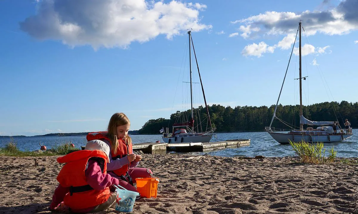 Stora Fagerö: {"base": "fi", "no": "Fin sandstrand.", "se": "Fin sandstrand.", "en": "Fine sandy beach.", "da": "Fin sandstrand.", "fr": "Une belle plage de sable fin.", "de": "Sch\u00f6ner Sandstrand.", "es": "Hermosa playa de arena.", "it": "Bella spiaggia di sabbia.", "pt": "Linda praia de areia.", "nl": "Prachtig zandstrand.", "pl": "Pi\u0119kna piaszczysta pla\u017ca.", "uk": "\u0427\u0443\u0434\u043e\u0432\u0438\u0439 \u043f\u0456\u0449\u0430\u043d\u0438\u0439 \u043f\u043b\u044f\u0436.", "ro": "Plaj\u0103 frumoas\u0103 cu nisip fin.", "tr": "G\u00fczel kum plaj\u0131.", "el": "\u03a5\u03c0\u03ad\u03c1\u03bf\u03c7\u03b7 \u03b1\u03bc\u03bc\u03ce\u03b4\u03b7\u03c2 \u03c0\u03b1\u03c1\u03b1\u03bb\u03af\u03b1.", "cs": "P\u011bkn\u00e1 p\u00edse\u010dn\u00e1 pl\u00e1\u017e.", "hu": "Sz\u00e9p homokos partszakasz.", "fi": "Hieno hiekkaranta.", "bg": "\u041f\u0440\u0435\u043a\u0440\u0430\u0441\u0435\u043d \u043f\u044f\u0441\u044a\u0447\u0435\u043d \u043f\u043b\u0430\u0436.", "sr": "Prelepa pe\u0161\u010dana pla\u017ea.", "et": "Kaunis liivarand.", "lv": "Lieliska smil\u0161u pludmale.", "lt": "Puikus sm\u0117lio papl\u016bdimys."}