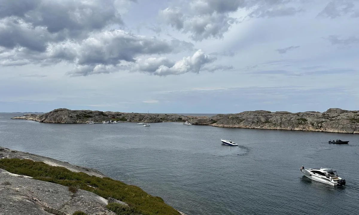 {"base": "no", "no": "Bilde tatt fra Otter\u00f6n inn mot bukta p\u00e5 Stora Kl\u00f6vsk\u00e4r", "se": "Bild tagen fr\u00e5n Otter\u00f6n in mot bukten p\u00e5 Stora Kl\u00f6vsk\u00e4r", "en": "Picture taken from Otter\u00f6n towards the bay at Stora Kl\u00f6vsk\u00e4r", "da": "Billede taget fra Otter\u00f6n ind mod bugten p\u00e5 Stora Kl\u00f6vsk\u00e4r"}