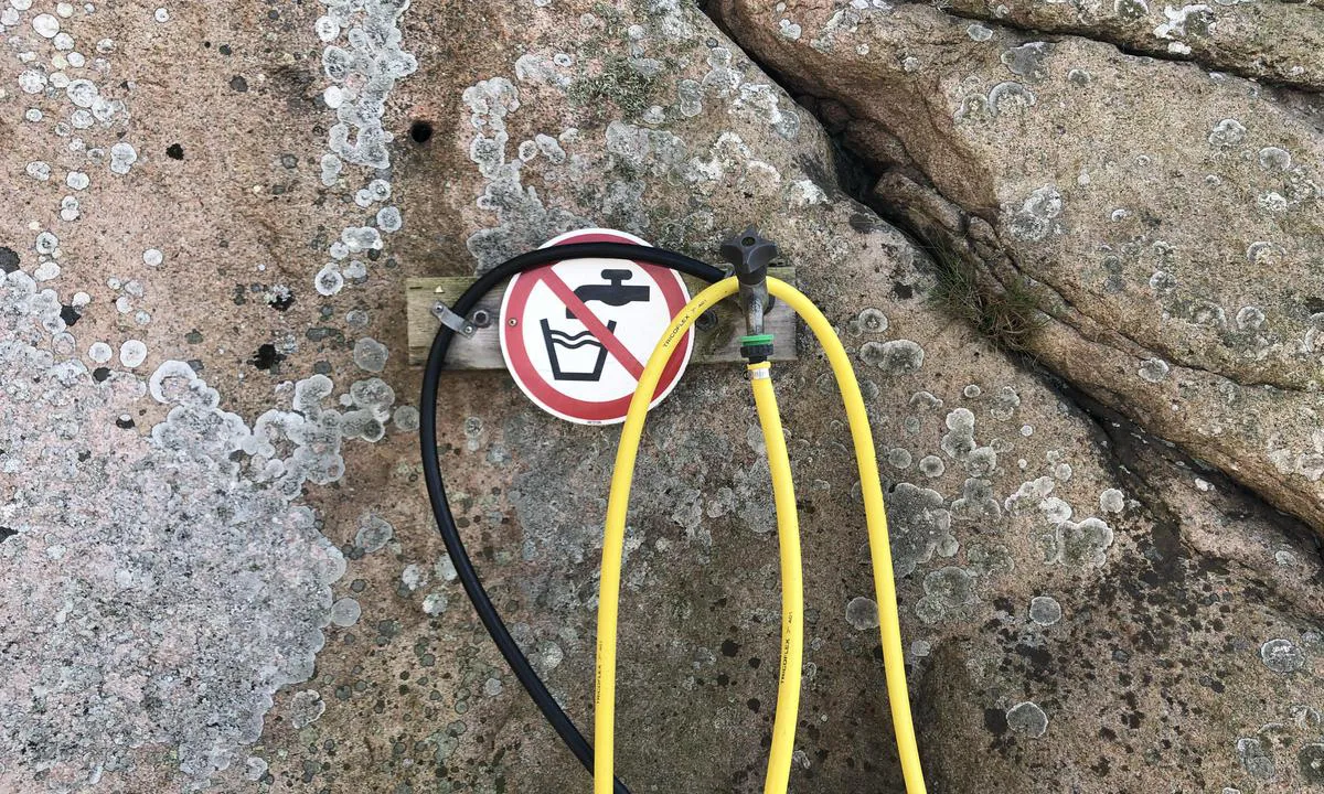 {"base": "en", "no": "P\u00e5 Stora Korn\u00f6 finnes det en blanding av drikkevann og ikke-drikkevann. S\u00f8rg for \u00e5 f\u00f8lge skiltene.", "se": "P\u00e5 Stora Korn\u00f6 finns det en blandning av dricks- och icke-dricksvatten. Var noga med att f\u00f6lja skyltarna.", "en": "On Stora Korn\u00f6 there is a mix of drinking and non-drinking water. Make sure to follow the signs.", "da": "P\u00e5 Stora Korn\u00f6 er der en blanding af drikkevand og ikke-drikkevand. S\u00f8rg for at f\u00f8lge skiltene."}