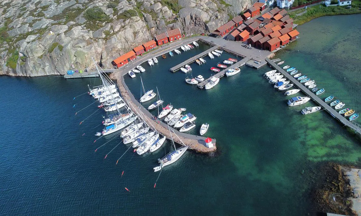 On Stora Kornö you moor on the outside of the pier with stern bouys