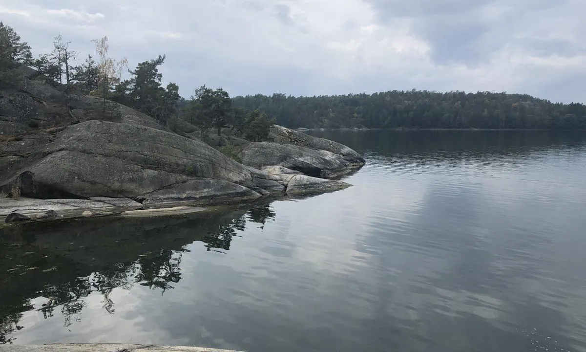 Stora Korpmaren: {"base": "en", "no": "V\u00e6r forsiktig n\u00e5r du n\u00e6rmer deg steinene. Mange grunne omr\u00e5der.", "se": "Var f\u00f6rsiktig n\u00e4r du n\u00e4rmar dig klipporna. M\u00e5nga grunda omr\u00e5den.", "en": "Be careful when approaching the rocks. Lot\u2019s of shallow areas.", "da": "V\u00e6r forsigtig, n\u00e5r du n\u00e6rmer dig klipperne. Mange lavvandede omr\u00e5der."}