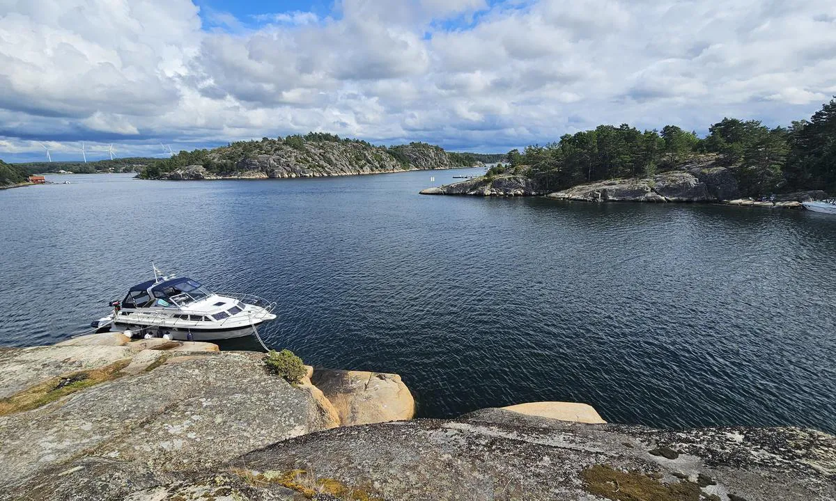 Stora Löveskär - Gullnäsholmen: {"base": "no", "no": "Fint \u00e5 ligge longside, men ogs\u00e5 gode muligheter til \u00e5 ligge p\u00e5 anker og feste i boltene p\u00e5 fjellet.", "se": "Fint att ligga longside, men ocks\u00e5 goda m\u00f6jligheter att ligga p\u00e5 ankare och f\u00e4sta i bultarna p\u00e5 berget.", "en": "Nice to lie alongside, but also good opportunities to lie at anchor and secure to the bolts in the rock.", "da": "Det er fint at ligge langs kaj, men der er ogs\u00e5 gode muligheder for at ligge for anker og fastg\u00f8re i boltene p\u00e5 klippen."}