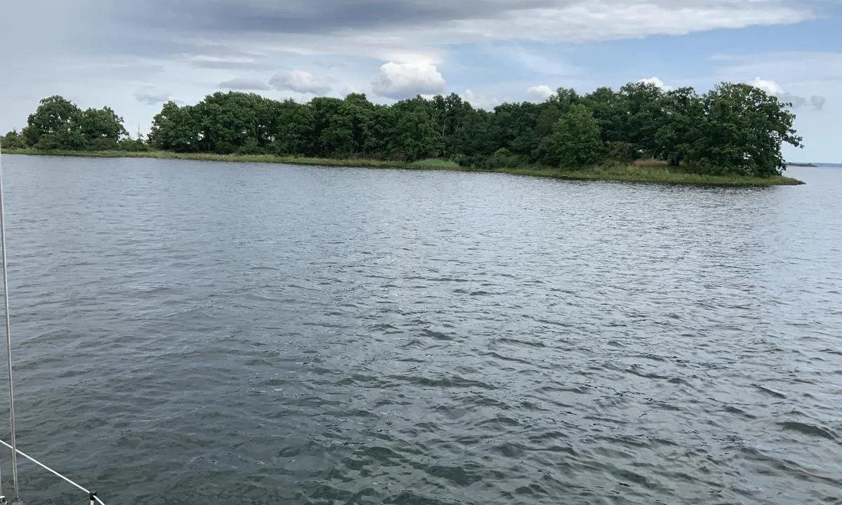 Stora Masö, vest: {"base": "no", "no": "Mot Nord-\u00f8st, leden inn vest for denne holmen.", "se": "Mot nordost, leden in v\u00e4ster om denna holme.", "en": "To the Northeast, the channel in west of this islet.", "da": "Mod nord-\u00f8st, leden ind vest for denne holme."}