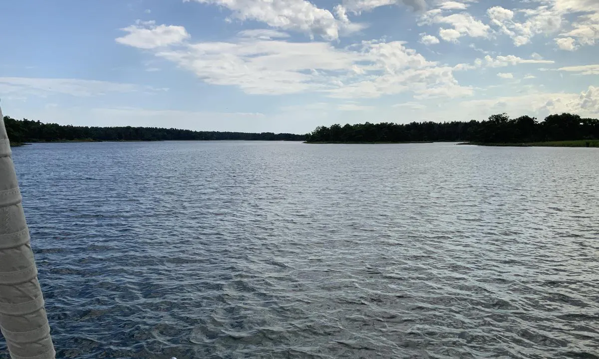 Stora Masö, vest: {"base": "no", "no": "Mot s\u00f8r, plass til flere her", "se": "Mot s\u00f6der, plats f\u00f6r flera h\u00e4r", "en": "To the south, there is space for more here", "da": "Mod syd, plads til flere her"}