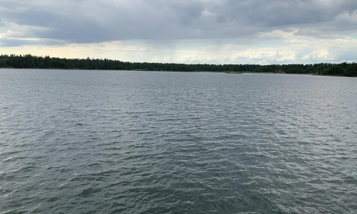 Stora Masö, vest: {"base": "no", "no": "Mot vest, grunner opp lengre inn.", "se": "Mot v\u00e4st, grundar upp l\u00e4ngre in.", "en": "Towards the west, it shallows further in.", "da": "Mod vest, bliver det grundere l\u00e6ngere inde."}