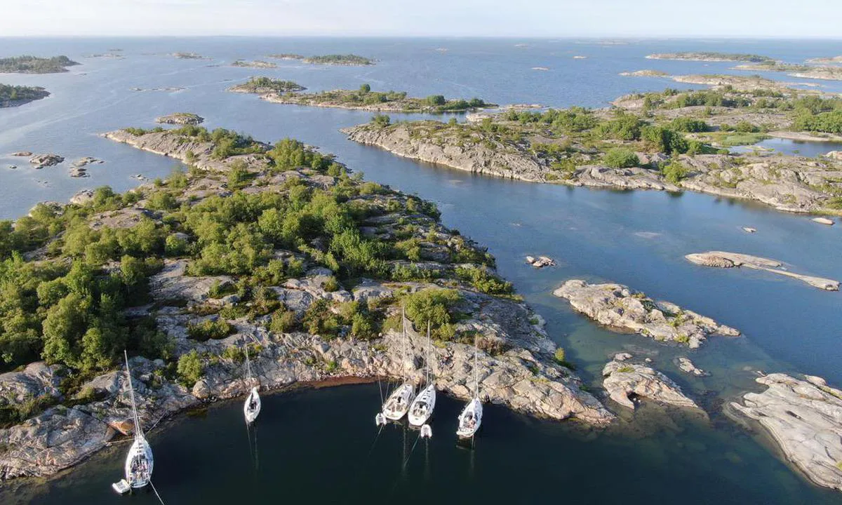 Stora Nassa - Bäckskäret: {"base": "en", "no": "sv\u00e6rt god beskyttelse under vind fra N", "se": "mycket bra skydd vid vindar fr\u00e5n N", "en": "very good protection during winds from N", "da": "meget god beskyttelse under vind fra N"}
