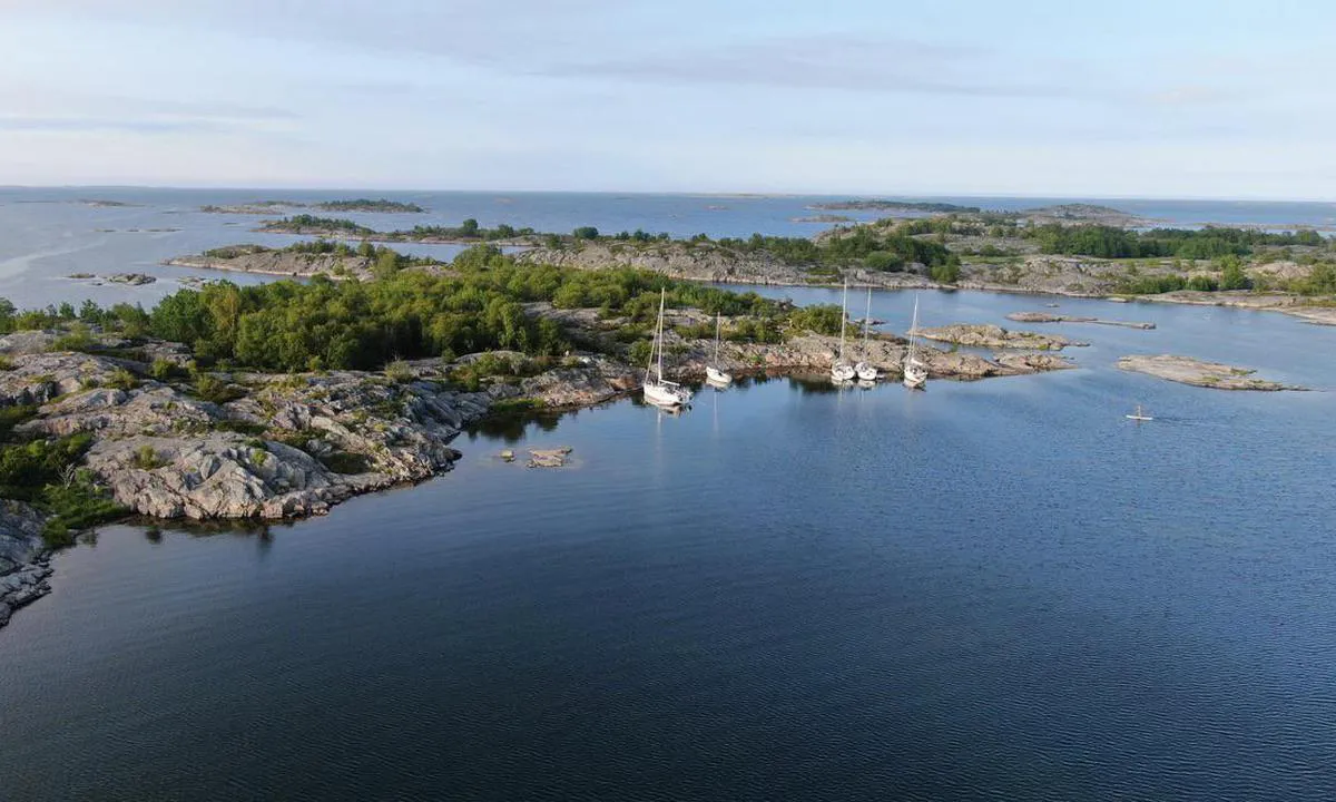 Stora Nassa - Bäckskäret: {"base": "en", "no": "begge kanalene som g\u00e5r til dette stedet er vanskelige \u00e5 navigere. G\u00e5 s\u00e5 sakte som mulig og fortsett \u00e5 navigere forsiktig. Alle grunne steiner er riktig merket i navionics b\u00e5tkart. Ha noen p\u00e5 baugen, babord og styrbord for \u00e5 se etter steiner n\u00e5r du n\u00e6rmer deg dette stedet. God plass og bra sj\u00f8bunn for \u00e5 plassere akterankeret.", "se": "b\u00e5da kanalerna som g\u00e5r till denna plats \u00e4r sv\u00e5ra att navigera. G\u00e5 s\u00e5 l\u00e5ngsamt som m\u00f6jligt och forts\u00e4tt navigera noggrant. Alla grunda stenar \u00e4r ordentligt markerade i Navionics sj\u00f6kort. H\u00e5ll n\u00e5gon vid f\u00f6ren, babord och styrbord f\u00f6r att se upp f\u00f6r stenar n\u00e4r du n\u00e4rmar dig denna plats. Gott om utrymme och bra botten f\u00f6r att placera ditt akterankare.", "en": "both channels going to this spot are tricky to navigate. Go as slow as possible and keep navigating carefully. All shallow rocks are properly marked in navionics boating charts. Keep somebody on the bow, port and starboard to watch for rocks when you approach this spot. Plenty of room and good seabed to plase your stern anchor.", "da": "begge kanaler, der f\u00f8rer til dette sted, er vanskelige at navigere. G\u00e5 s\u00e5 langsomt som muligt og forts\u00e6t med at navigere forsigtigt. Alle lavvandede klipper er korrekt markeret i Navionics b\u00e5dkort. Hav en person p\u00e5 st\u00e6vnen, bagbord og styrbord til at holde udkig efter klipper, n\u00e5r du n\u00e6rmer dig dette sted. Masser af plads og god havbund til at placere din h\u00e6kanker."}