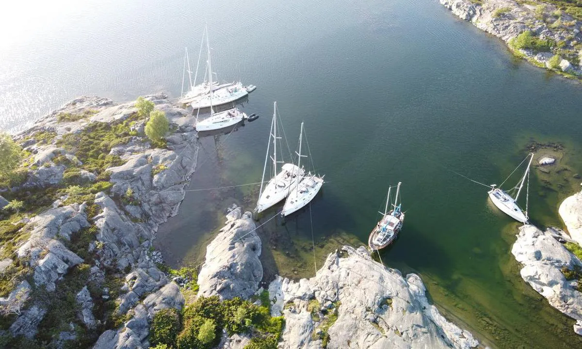 Stora Nassa - Gubben: View from S to N. Do not put your stern anchor across others like the boat did on the right. There was troubles the next day when the boats in the middle left before the one on the right side.