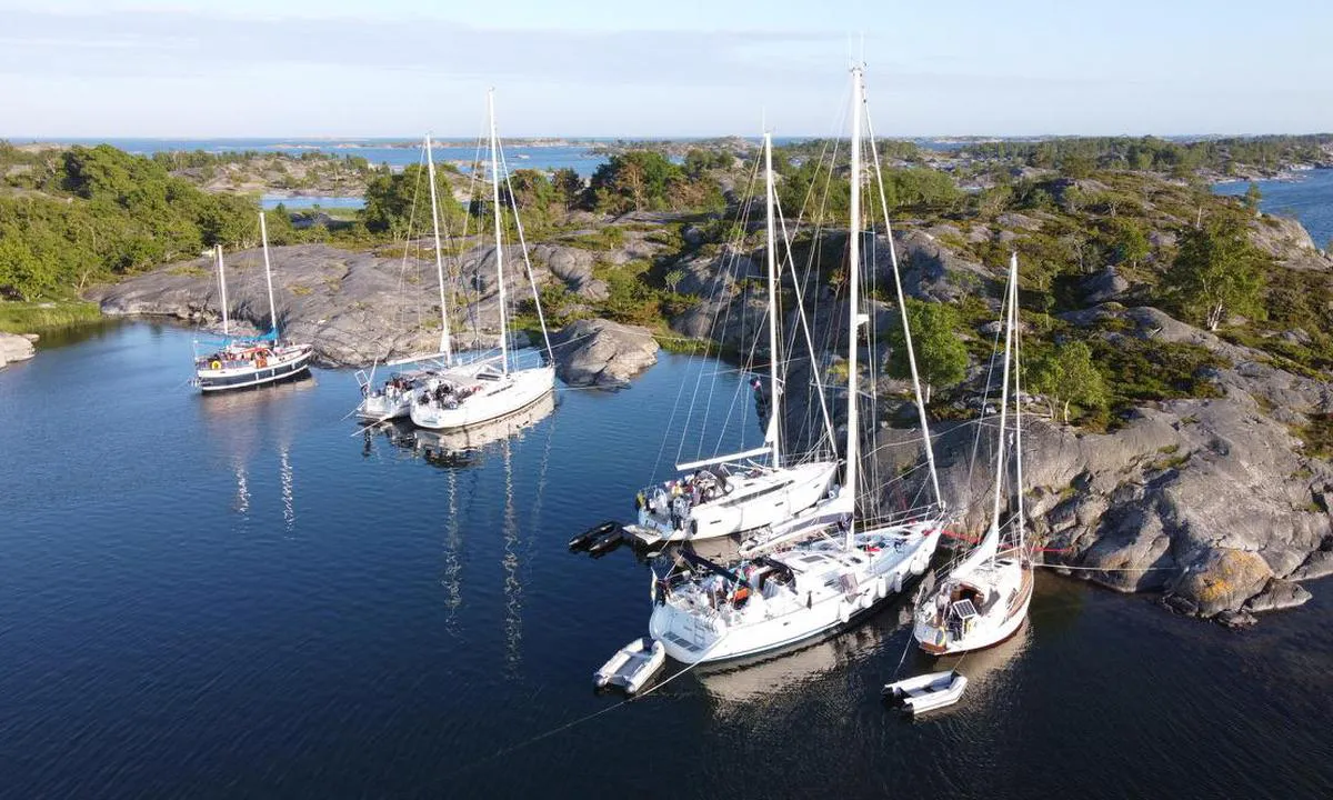Stora Nassa - Gubben: {"base": "en", "no": "jo lenger til venstre i bildet, jo mer usynlige grunner n\u00e6r kysten. Utsikt fra nord til s\u00f8r.", "se": "ju l\u00e4ngre till v\u00e4nster i bilden, desto fler osynliga grund n\u00e4ra kusten. Utsikt fr\u00e5n N till S.", "en": "as further to the left in the picture, as more invisible shallowes close to the shore. View from N to S.", "da": "jo l\u00e6ngere til venstre i billedet, jo mere usynlige lavvandede omr\u00e5der t\u00e6t p\u00e5 kysten. Udsigt fra N til S."}