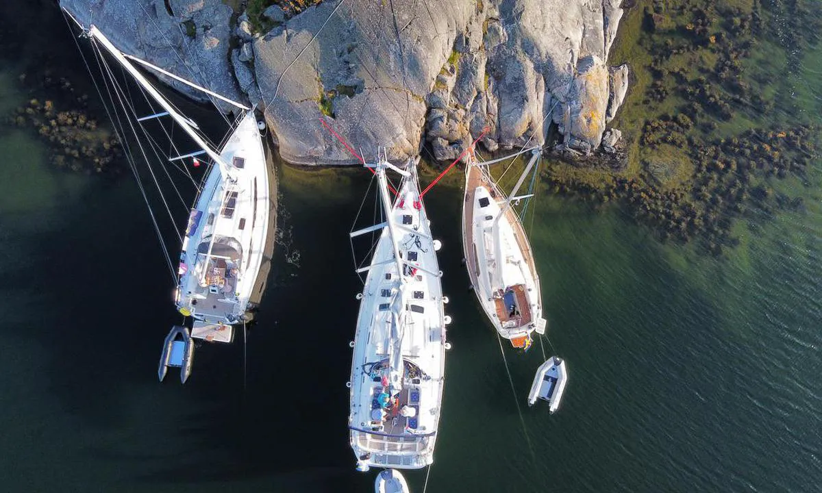 Stora Nassa - Gubben: boats facing S