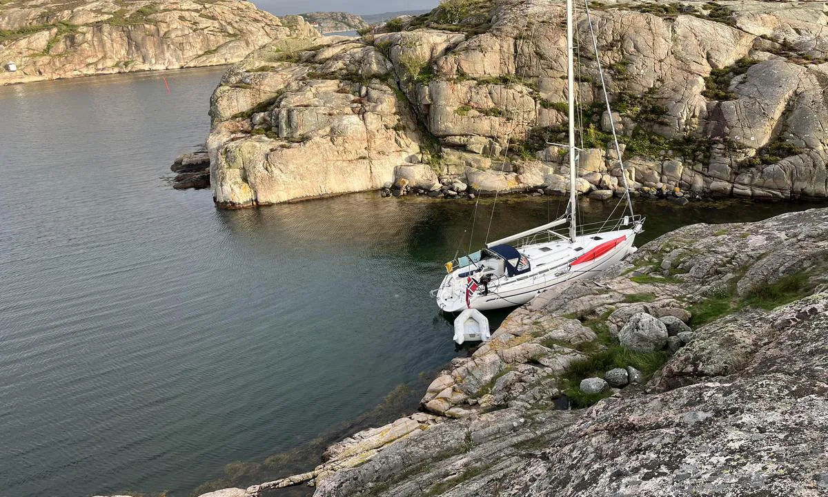 Stora Vassholmen - Fjällbacka: Fin longsideplass, godt skjermet og grei dybde. Bolter i fjellet.