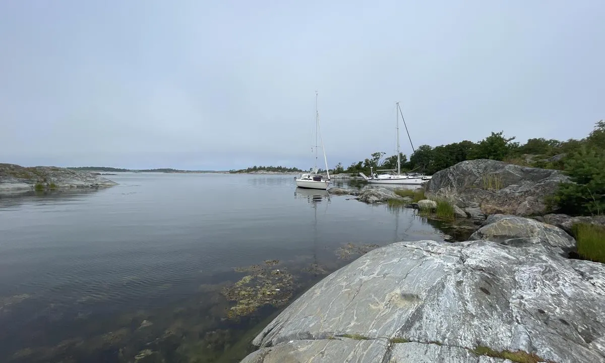 Storbåtsviken: {"base": "se", "no": "Toalett innerst i viken. Ringer p\u00e5 den s\u00f8rlige delen av viken. OBS! Ikke dypt nok for seilb\u00e5ter her.", "se": "Toalett l\u00e4ngst in i viken. Ringar p\u00e5 den s\u00f6dra delen av viken. OBS! Inte segelb\u00e5tsdjup vid dessa.", "en": "Toilet at the innermost part of the bay. Rings on the southern part of the bay. NOTE! Not suitable for sailboat draught.", "da": "Toilet l\u00e6ngst inde i vigen. Ringe p\u00e5 den sydlige del af vigen. OBS! Ikke sejlb\u00e5dsdybde ved disse."}