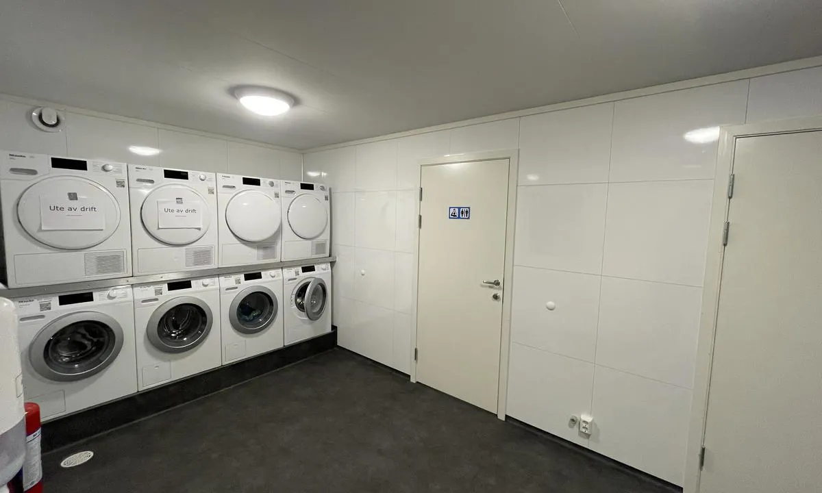 Stord Leirvik: {"base": "no", "no": "4 vaskemaskiner og 4 t\u00f8rketromler tilgjengelig i samit\u00f8rbygget", "se": "4 tv\u00e4ttmaskiner och 4 torktumlare tillg\u00e4ngliga i sanitetsbyggnaden", "en": "4 washing machines and 4 tumble dryers available in the sanitary building", "da": "4 vaskemaskiner og 4 t\u00f8rretumblere tilg\u00e6ngelige i sanitetsbygningen"}