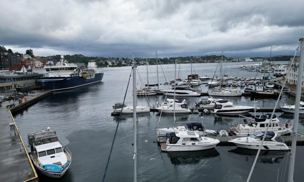 Stord Leirvik: {"base": "no", "no": "Den innerste delen av kaien er en del av gjestehavnen pluss alle flytebryggene innerste i V\u00e5gen.", "se": "Den innersta delen av kajen \u00e4r en del av g\u00e4sthamnen plus alla flytbryggor l\u00e4ngst in i viken.", "en": "The innermost part of the quay is part of the guest harbor plus all the floating docks innermost in V\u00e5gen.", "da": "Den inderste del af kajen er en del af g\u00e6stehavnen plus alle flydebroerne inderst i V\u00e5gen."}