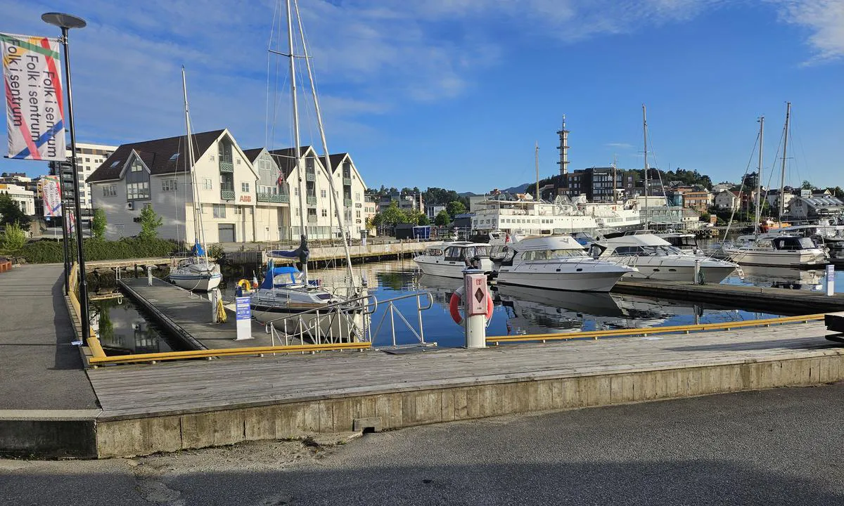 Stord Leirvik: {"base": "no", "no": "Kjempeflott havn, med wtt supert serviceanlegg.\r\nByen er kjekk, med bl.a kino og skatepark - med gratis utleie av skateboard og sparkesykkel via BUA\r\n\r\nVi fant dybde nok p\u00e5 den innerste flytebrygga, og vi stikker 1,8.", "se": "Fantastisk hamn, med en super serviceanl\u00e4ggning. Staden \u00e4r trevlig, med bland annat biograf och skatepark - med gratis uthyrning av skateboard och sparkcykel via BUA. Vi fann tillr\u00e4ckligt djup vid den innersta flytbryggan, och vi sticker 1,8.", "en": "Fantastic harbour, with an excellent service facility. The town is nice, with, among other things, a cinema and a skate park - with free rental of skateboards and scooters through BUA. We found sufficient depth at the innermost floating dock, and we draft 1.8.", "da": "K\u00e6mpeflot havn, med et supert serviceanl\u00e6g. Byen er rar, med bl.a. biograf og skatepark - med gratis udlejning af skateboard og l\u00f8behjul via BUA. Vi fandt dybde nok ved den inderste flydebro, og vi stikker 1,8."}