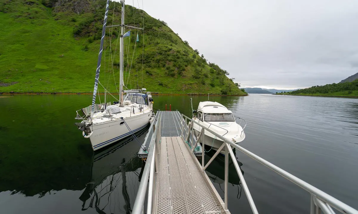 Store Bekkarfjordbotn: Flott flytebrygge med «inngang» til Seiland nasjonalpark.